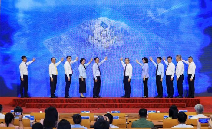 Các đại biểu ấn nút khởi công, khánh thành các dự án, công trình tiêu biểu kỷ niệm 81 năm ngày Quốc khánh 2/9 trên địa bàn TP. Hà Nội. Ảnh: Phạm Linh