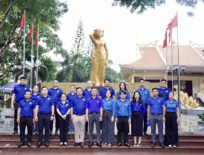 Đoàn đến thăm Nhà lưu niệm và Tượng đài Anh hùng liệt sĩ Võ Thị Sáu tại Đất Đỏ.