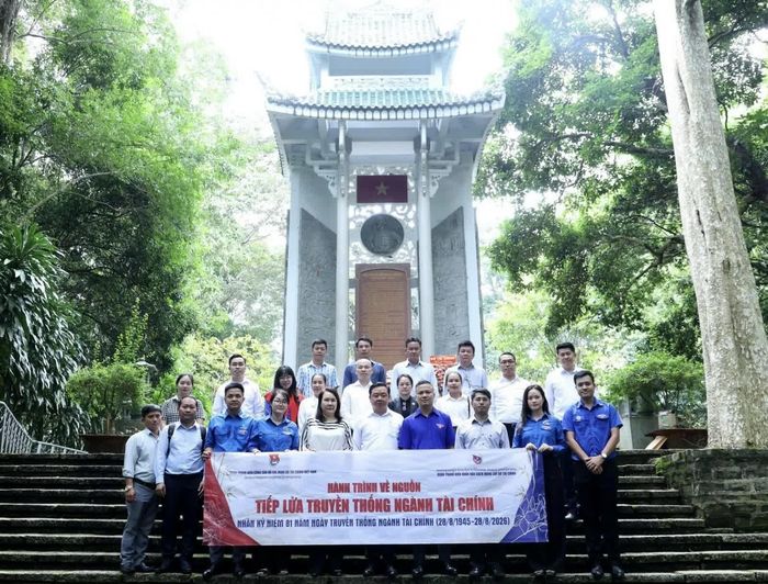 Đoàn dâng hoa, dâng hương tại di tích Căn cứ Trung ương Cục miền Nam trên mảnh đất Chiến khu Đ.