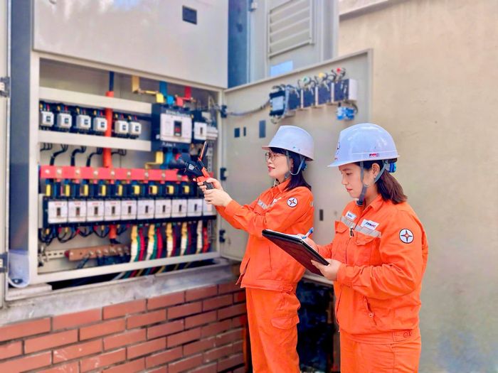 Nhân viên Điện lực Vĩnh Yên sử dụng camera nhiệt kiểm tra lưới điện.