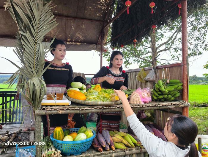 Những sản vật dân dã mang đậm nét đời sống địa phương được trưng bày tại sự kiện.