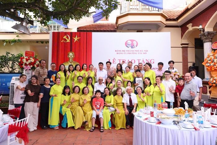 Niềm vui của đồng chí Nguyễn Huynh bên các thế hệ con, cháu trong ngày vinh dự đón nhận Huy hiệu 80 năm tuổi Đảng – dấu mốc đặc biệt của một đời son sắt với Đảng.