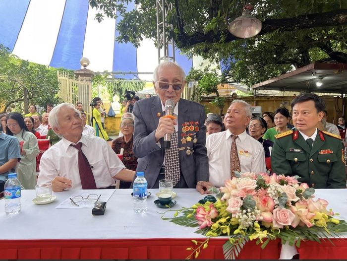 Đồng chí Nguyễn Huynh phát biểu tại lễ trao tặng Huy hiệu 80 năm tuổi Đảng.
