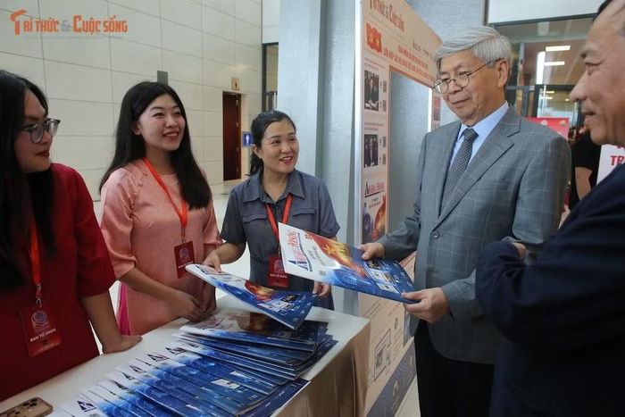 GS.VS.TSKH Đặng Vũ Minh, Chủ tịch danh dự Liên hiệp các Hội Khoa học và Kỹ thuật Việt Nam, tham quan gian trưng bày các sản phẩm báo chí, công nghệ số bên lề Đại hội.