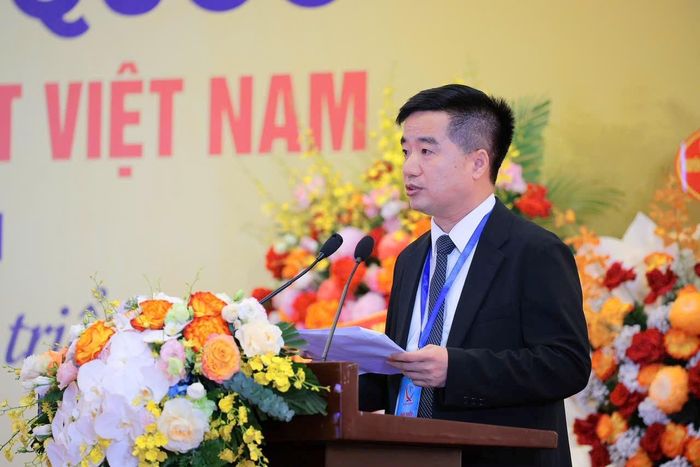 Tổng Thư ký Liên hiệp các Hội Khoa học và Kỹ thuật Việt Nam Nguyễn Quyết Chiến báo cáo kết quả Phiên làm việc thứ nhất, diễn ra chiều 27/8, của Đại hội đại biểu toàn quốc Liên hiệp các Hội Khoa học và Kỹ thuật Việt Nam lần thứ IX, nhiệm kỳ 2026 - 2031.
