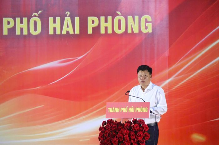 Đồng chí Lê Trung Kiên - Phó Chủ tịch UBND thành phố Hải Phòng phát biểu tại Lễ khai mạc Phố đi bộ ẩm thực đêm thành phố Hải Phòng, tối 28/8/2026.