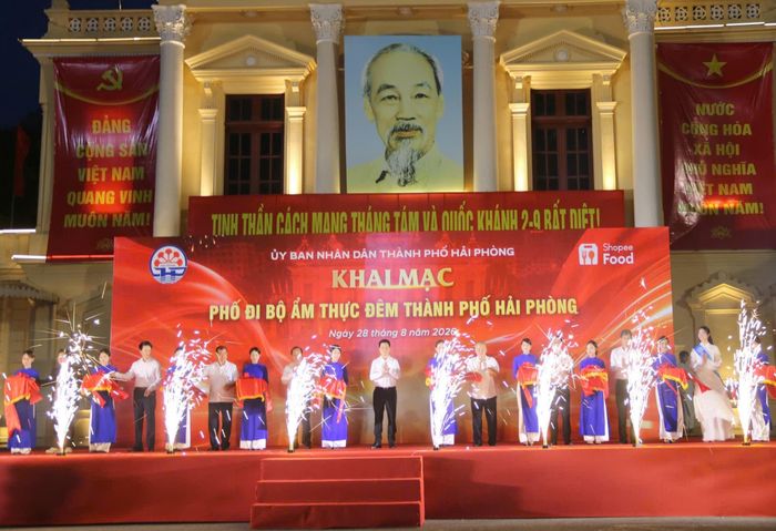 Các đồng chí lãnh đạo thành phố Hải Phòng thực hiện nghi thức khai mạc Phố đi bộ ẩm thực đêm thành phố Hải Phòng, tối 28/8/2026 tại Quảng trường Nhà hát thành phố.
