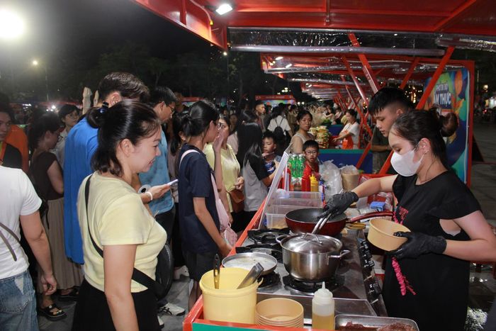 Đông đảo người dân và du khách trải nghiệm, thưởng thức các món ăn tại Phố đi bộ ẩm thực đêm thành phố Hải Phòng trong tối khai mạc.