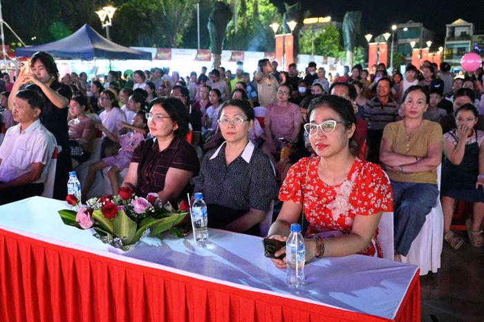 Các đại biểu và khán giả đến dự Chương trình nghệ thuật Quảng Ngãi- Bản hòa ca