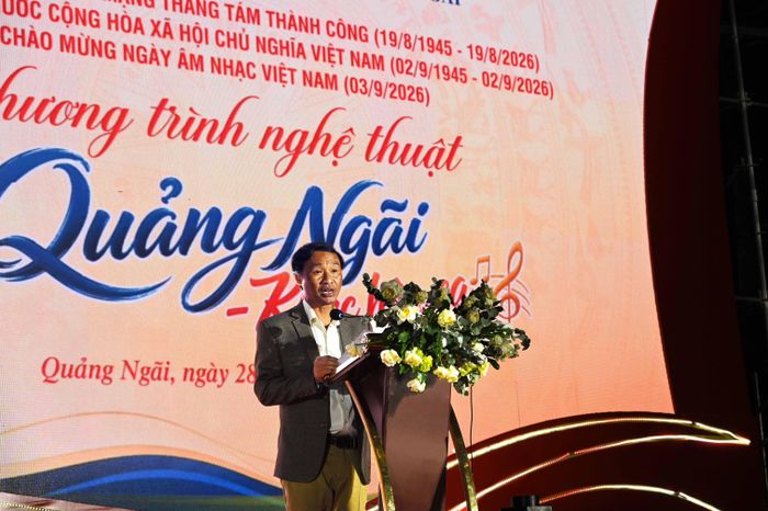 Ông Đinh Su Giang, Chủ tịch Hội VHNT Quảng Ngãi phát biểu khai mạc chương trình