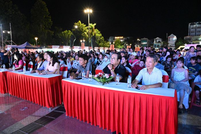 Các đại biểu, hội viên và khán giả đến xem chương trình nghệ thuật