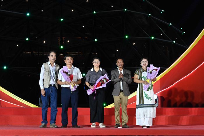 Ông Đinh Su Giang- Chủ tịch Hội tặng hoa cho đại diện các đơn vị phối hợp thực hiện Chương trình