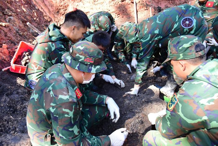 Tại những vị trí nghi có hài cốt hoặc phát hiện di vật, cán bộ, chiến sĩ chuyển sang tìm kiếm thủ công
