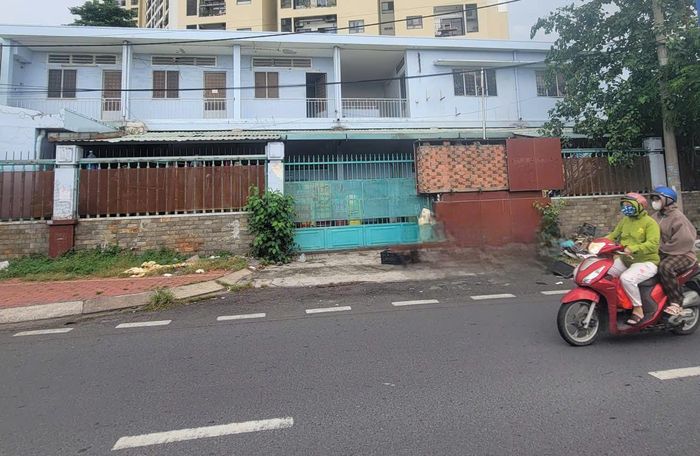 Một địa chỉ nhà, đất công tại đường song hành Xa lộ Hà Nội thuộc phường Tăng Nhơn Phú bị bỏ trống nhiều tháng qua. Ảnh: Quang Phương