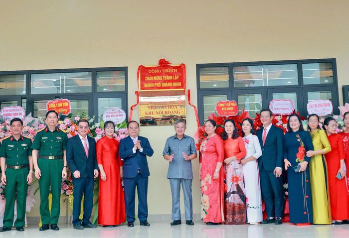 Bí thư Tỉnh ủy, Trưởng Đoàn ĐBQH tỉnh Quảng Ninh Quản Minh Cường và các đại biểu dự lễ khánh thành công trình chào mừng thành lập thành phố Quảng Ninh. Ảnh: Q. Ninh