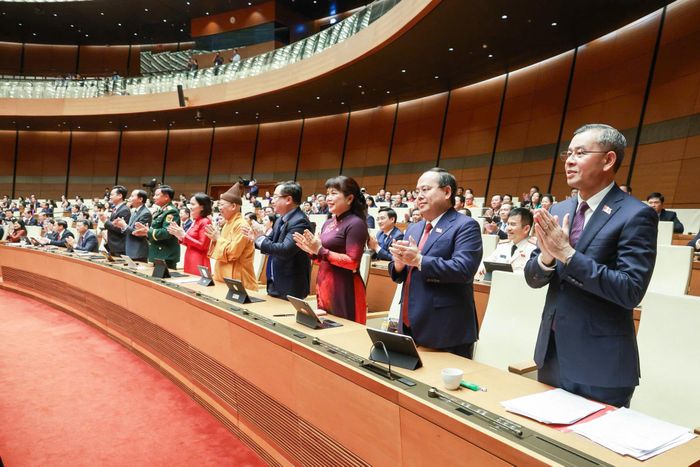 Đoàn ĐBQH tỉnh Quảng Ninh cảm ơn Quốc hội khóa XVI thông qua Nghị quyết thành lập thành phố Quảng Ninh. Ảnh: Q. Ninh