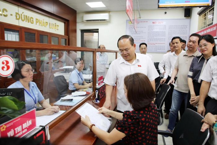Đoàn ĐBQH tỉnh Quảng Ninh khảo sát tổ chức, hoạt động của chính quyền cấp xã kể từ khi thực hiện mô hình chính quyền địa phương 2 cấp trước thềm Kỳ họp thường lệ thứ Nhất, Quốc hội khóa XVI. Ảnh: Thu Chung