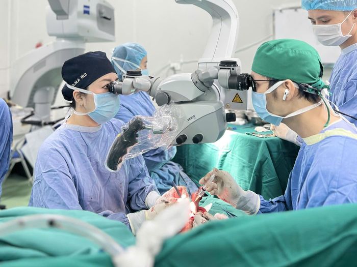 Ê-kíp thực hiện phẫu thuật vi phẫu phục hồi nụ cười cho người bệnh. Ảnh: BVCC