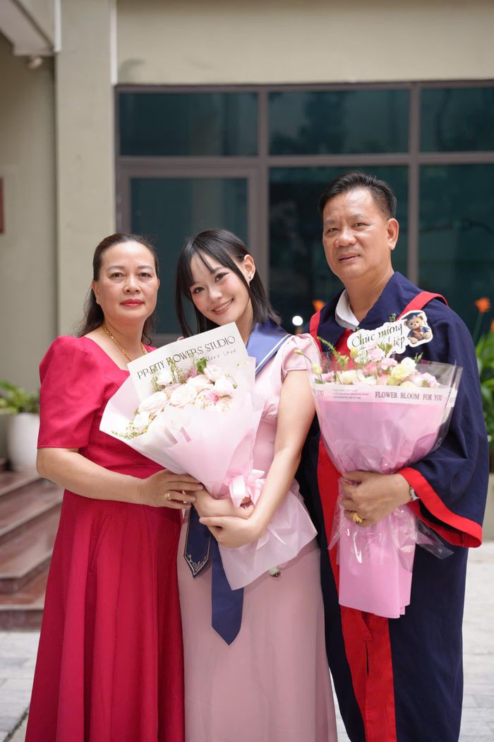 Bố mẹ là điểm tựa vững chắc trên con đường học tập và phát triển của Phương Anh. Ảnh: NVCC
