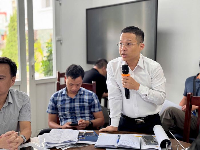 Đại diện Ban QLDA cầu Trần Hưng Đạo phát biểu tại buổi khảo sát. Ảnh: P.Long