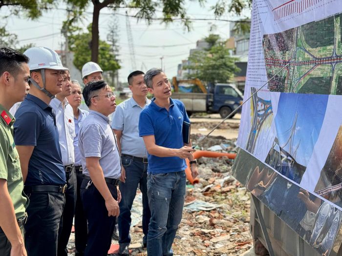 Đoàn khảo sát kiểm tra tiến độ cầu Tứ Liên. Ảnh: P.Long