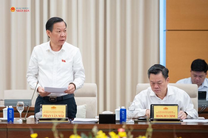 Chủ nhiệm Ủy ban Kinh tế và Tài chính Phan Văn Mãi trình bày Báo cáo thẩm tra sơ bộ dự án Luật