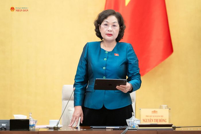 Phó Chủ tịch Quốc hội Nguyễn Thị Hồng điều hành phiên họp
