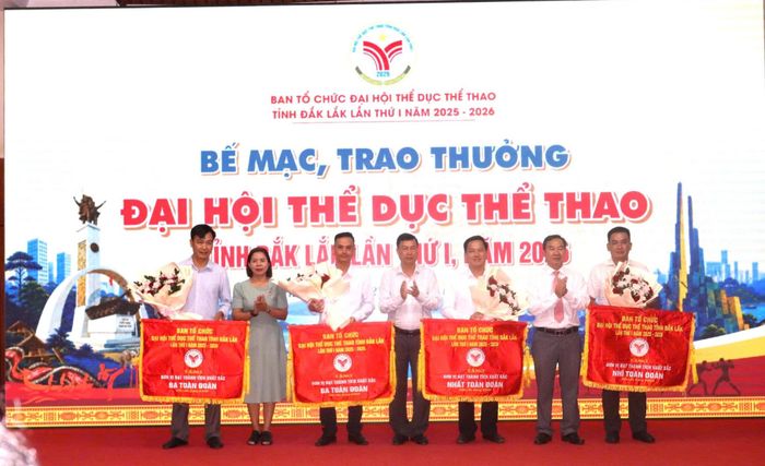 Ban Tổ chức trao tặng Bằng khen các tập thể có thành tích xuất sắc