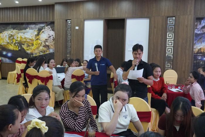 Các nam trưởng thôn, trưởng ban truyền thông về bình đẳng giới. Ảnh: Khánh Trinh