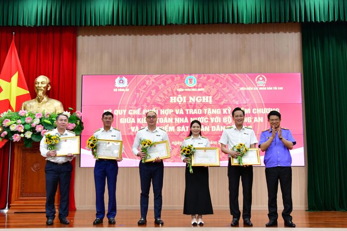 Viện trưởng Viện Kiểm sát nhân dân tối cao Nguyễn Huy Tiến trao tặng Kỷ niệm chương Vì sự nghiệp Kiểm sát cho các lãnh đạo KTNN.