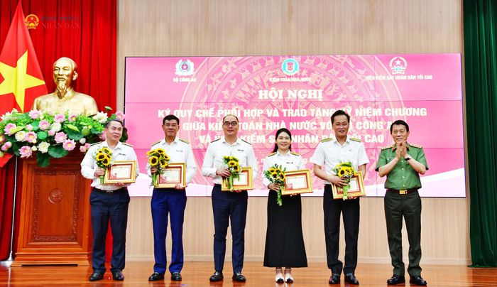 Bộ trưởng Bộ Công an, Đại tướng Lương Tam Quang trao tặng Kỷ niệm chương Bảo vệ an ninh Tổ quốc cho các đồng chí lãnh đạo KTNN
