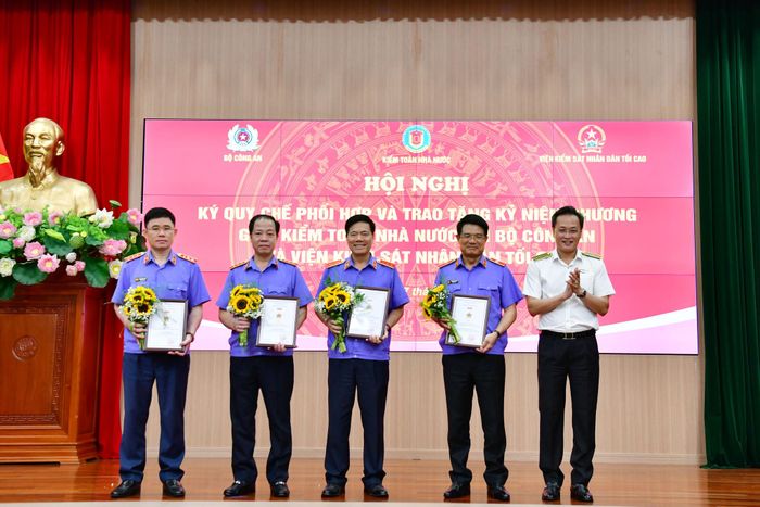 Tổng Kiểm toán Nhà nước Nguyễn Hữu Nghĩa trao tặng Kỷ niệm chương Vì sự nghiệp KTNN cho lãnh đạo Viện Kiểm sát nhân dân tối cao
