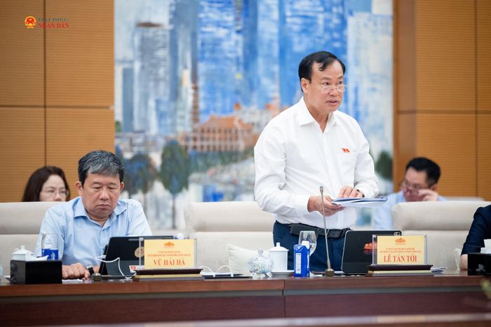 Chủ nhiệm Ủy ban Quốc phòng, An ninh và Đối ngoại Lê Tấn Tới trình bày Báo cáo thẩm tra dự án Luật Thỏa thuận quốc tế (sửa đổi)