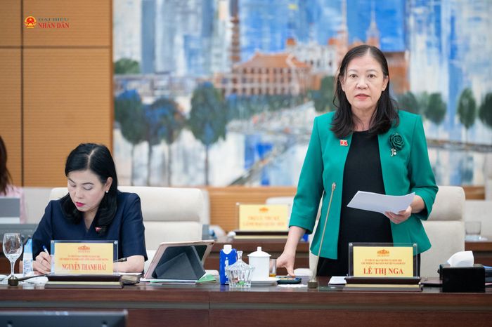 Chủ nhiệm Ủy ban Dân nguyện và Giám sát Lê Thị Nga trình bày Báo cáo công tác dân nguyện của Quốc hội trong tháng 7/2026