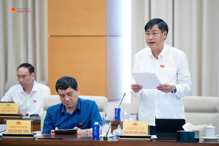 Chủ nhiệm Ủy ban Công tác đại biểu Nguyễn Hữu Đông trình bày Báo cáo thẩm tra