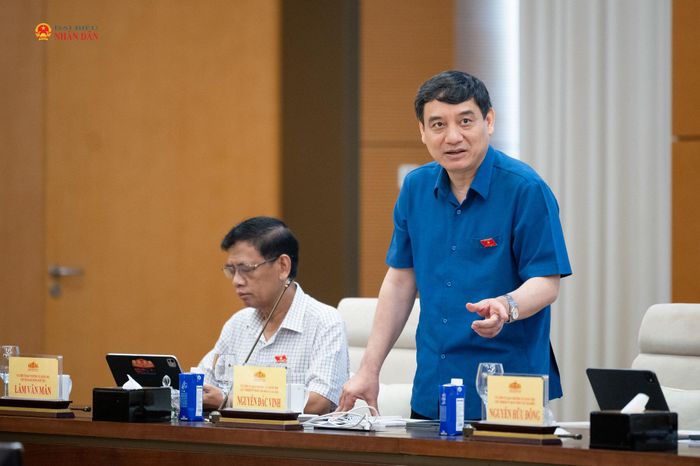 Chủ nhiệm Ủy ban Văn hóa và Xã hội Nguyễn Đắc Vinh phát biểu tại phiên họp