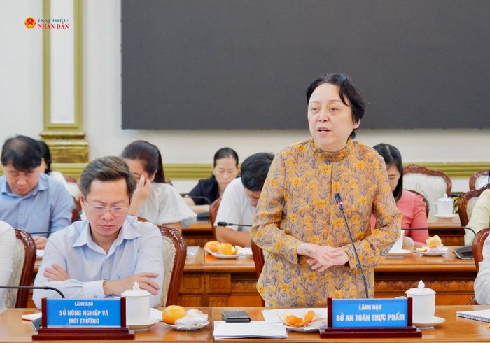 Giám đốc Sở An toàn thực phẩm TP. Hồ Chí Minh Phạm Khánh Phong Lan báo cáo tại cuộc làm việc