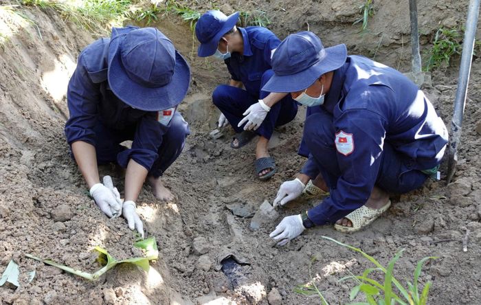 Ngày 26/8, Đội K92 tìm thấy một hài cốt liệt sĩ tại ấp Sớm Rẫy, nâng tổng số hài cốt được tìm thấy khu vực này lên 63 bộ hài cốt. Ảnh: Phương Vũ