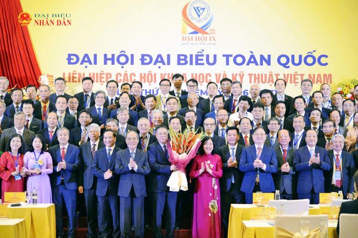 Nguyên Chủ tịch Quốc hội Nguyễn Sinh Hùng, Chủ tịch Ủy ban Trung ương Mặt trận Tổ quốc Việt Nam Bùi Thị Minh Hoài, Phó Chủ tịch Quốc hội Nguyễn Hồng Diên chúc mừng Ban Chấp hành VUSTA khóa IX nhiệm kỳ 2026 - 2031. Ảnh: Vũ Hải