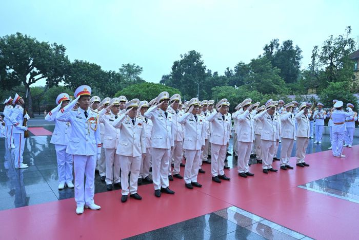 Đoàn đại biểu Đảng ủy Công an Trung ương, Bộ Công an đặt vòng hoa tưởng niệm các Anh hùng Liệt sĩ tại Đài tưởng niệm các Anh hùng Liệt sĩ.