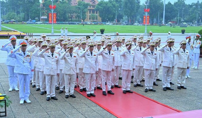 Đoàn Đại biểu Đảng ủy Công an Trung ương, Bộ Công an đặt vòng hoa, vào Lăng viếng Chủ tịch Hồ Chí Minh.