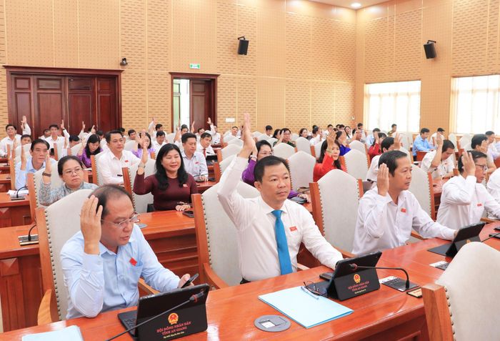 Các đại biểu biểu quyết thông qua nghị quyết tại kỳ họp