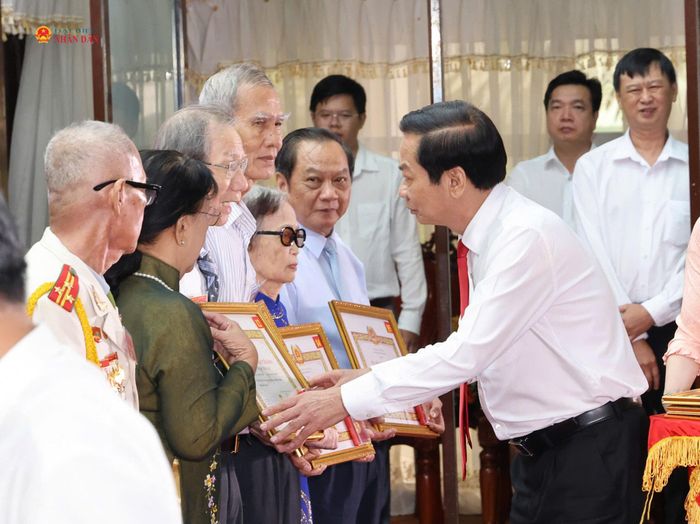 Bí thư Thành ủy TP. Cần Thơ trao Huy hiệu cho các đảng viên lão thành. Ảnh Trung Phạm