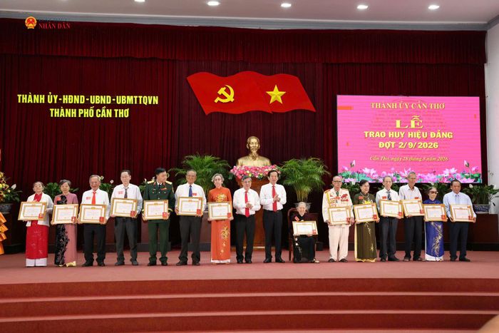 Lãnh đạo thành phố trao Huy hiệu Đảng 65 năm, 60 năm, 55 năm, 50 năm, 45 năm, 40 năm, 35 năm và 30 năm cho 28 đảng viên. Ảnh: Trung Phạm