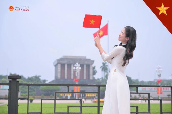 Tiết trời thu mát mẻ dễ chịu, vương chút nắng vàng ươm đặc trưng của Hà Nội như càng nhân lên niềm hân hoan, phấn khởi trong lòng mỗi người dân.