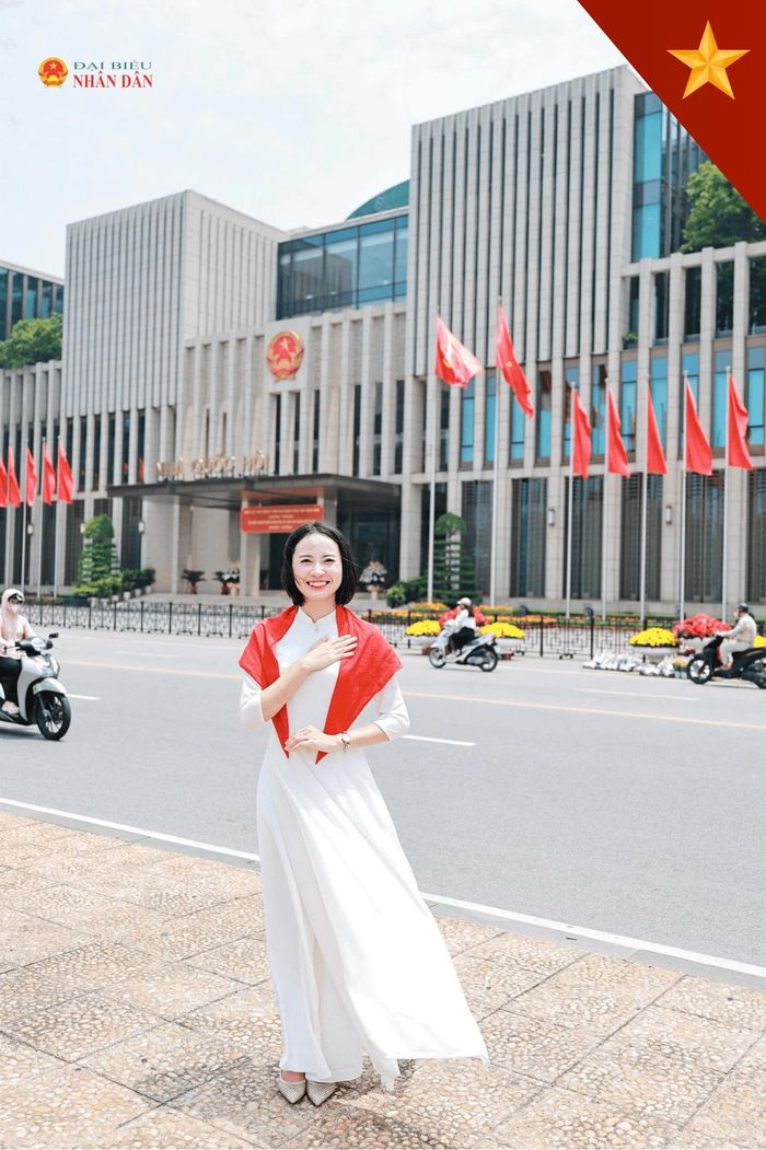 Chị Phạm Thị Thu Hằng (nhân viên văn phòng) xúc động trước vẻ đẹp Tổ quốc trước ngày Tết Độc lập thiêng liêng.