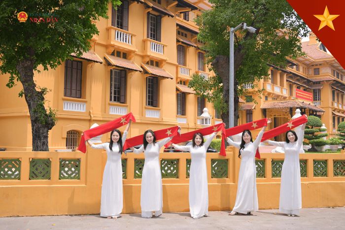 Dưới bóng cờ hoa rực rỡ, tất cả người dân Thủ đô đều hòa chung một nhịp đập tự hào.