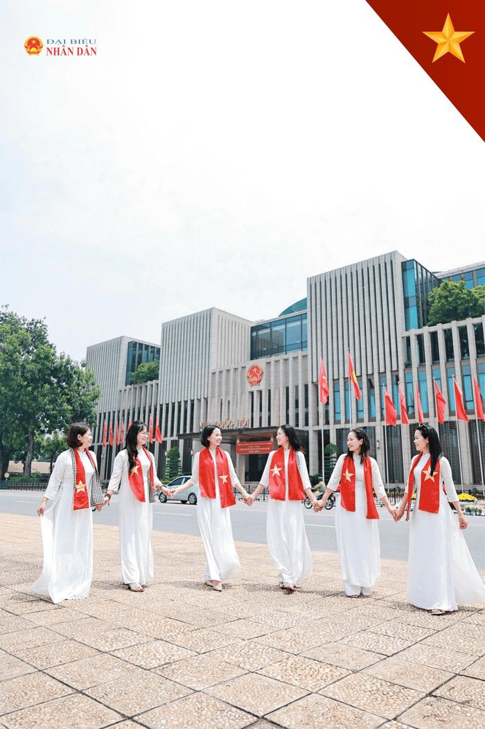 Đứng trước tòa nhà Quốc hội – công trình biểu tượng cho ý chí, nguyện vọng của nhân dân và sự vươn mình mạnh mẽ của đất nước, chị cùng các đồng nghiệp đã chọn lưu lại những bức hình kỷ niệm đầy ý nghĩa.