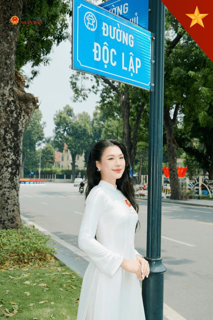 Trần Thu Huyền – Người đẹp Thể thao tại Hoa hậu Hoàn vũ Việt Nam 2023 chụp ảnh lưu niệm tại Thủ đô Hà Nội.