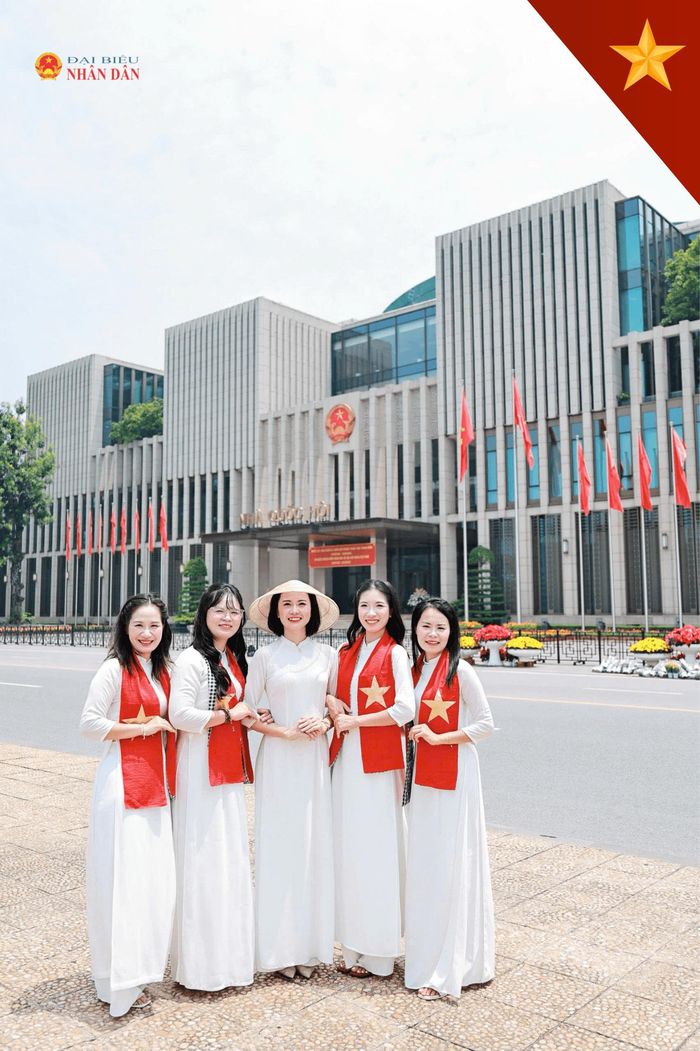 Đứng trước tòa nhà Quốc hội – công trình biểu tượng cho ý chí, nguyện vọng của nhân dân và sự vươn mình mạnh mẽ của đất nước, chị cùng các đồng nghiệp đã chọn lưu lại những bức hình kỷ niệm đầy ý nghĩa.